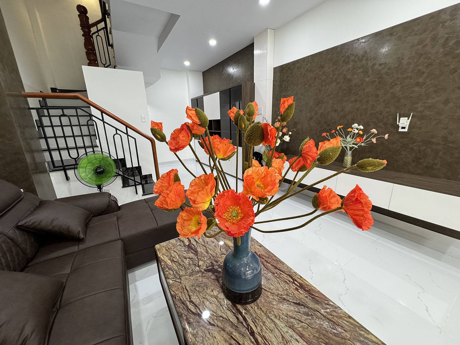 Nhà phố 3 lầu thiết kế Singapore đẹp lung linh full nội thất cao cấp hẻm xe hơi Khu VIP Quang Trung